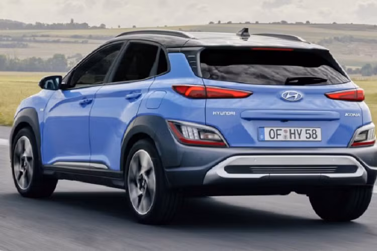 Ở phía sau, đèn hậu của xe cũng được đồ họa mới lại còn một đường nét duy nhất. Ngoài ra, ốp cản sau xe cũng trông khác biệt hơn. Hyundai Kona 2021 sẽ trang bị bộ mâm 16, 17 hoặc 18 inch tùy theo từng phiên bản.