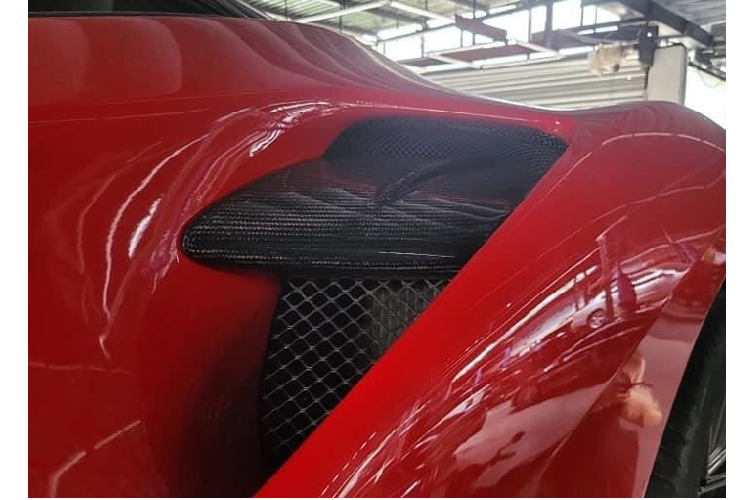 Trong lần đổi phong thủy, siêu xe Ferrari 488 GTB từng độ SVR sẽ được chủ nhân lên dự án mới của Misha Designs với thiết kế lấy cảm hứng từ siêu phẩm triệu đô Ferrari LaFerrari. Điểm nhấn ban đầu chính là cản va trước cùng hốc gió trước được làm mới theo chiếc xe hypercar của Ferrari. Kế đến là nắp capô có thêm 1 đường chia gió sắc cạnh.