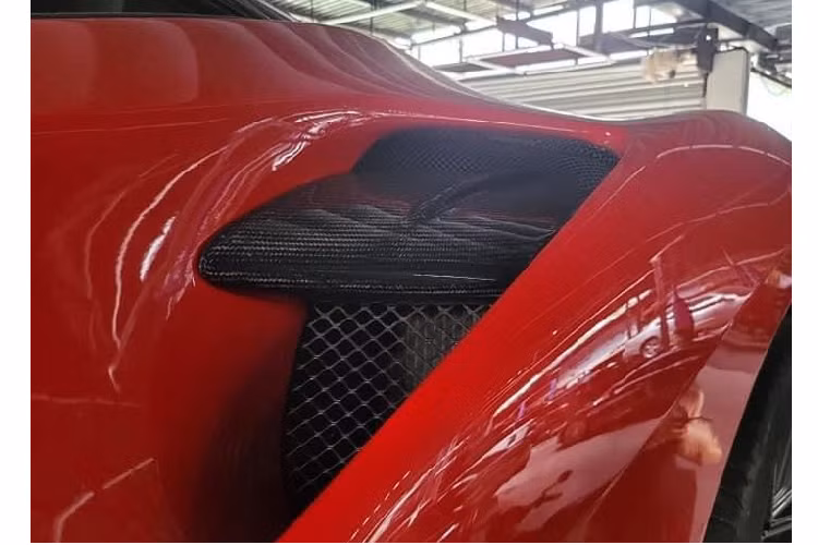 Trong lần đổi phong thủy, siêu xe Ferrari 488 GTB từng độ SVR sẽ được chủ nhân lên dự án mới của Misha Designs với thiết kế lấy cảm hứng từ siêu phẩm triệu đô Ferrari LaFerrari. Điểm nhấn ban đầu chính là cản va trước cùng hốc gió trước được làm mới theo chiếc xe hypercar của Ferrari. Kế đến là nắp capô có thêm 1 đường chia gió sắc cạnh.