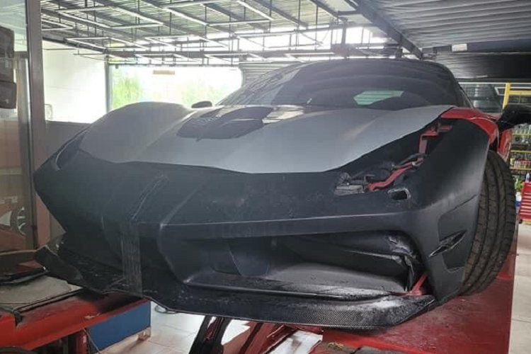 Dự án độ chiếc siêu xe Ferrari 488 GTB này ước tính sẽ mất hơn 1 tháng, trong đó, chủ nhân của xe quyết định chọn thương hiệu Misha Designs để nâng cấp lại ngoại hình cho chiếc Ferrari 488 GTB này. Được biết, hãng độ Misha Designs chỉ cung cấp ra 20 bộ body kit cho siêu xe Ferrari 488 GTB nhưng hiện đã có chiếc xe Ferrari 488 GTB thứ 2 tại Việt Nam lên phương án độ phiên bản này.