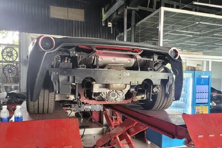 Những hình ảnh do chủ nhân của xe Ferrari 488 GTB độ Misha Designs chia sẻ cho thấy, phần đuôi xe đang dần được hoàn thiện và bộ mâm độ trước đó của bản SVR vẫn đang được giữ lại. Hiện chưa rõ khi nào chiếc siêu xe Ferrari 488 GTB sẽ hoàn thành bản độ Misha Designs cũng như chi phí mà chủ xe phải bỏ ra.