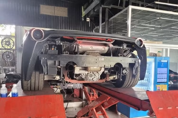 Những hình ảnh do chủ nhân của xe Ferrari 488 GTB độ Misha Designs chia sẻ cho thấy, phần đuôi xe đang dần được hoàn thiện và bộ mâm độ trước đó của bản SVR vẫn đang được giữ lại. Hiện chưa rõ khi nào chiếc siêu xe Ferrari 488 GTB sẽ hoàn thành bản độ Misha Designs cũng như chi phí mà chủ xe phải bỏ ra.