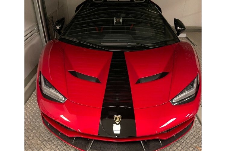 Theo chia sẻ của người bán, yếu tố khiến “siêu bò” trở nên đắt giá như vậy nằm ở số ODO khi chiếc Centenario chỉ mới di chuyển vỏn vẹn 68 km. Dựa trên những hình ảnh được đăng tải, chiếc xe vẫn trong tình trạng hoàn hảo và được đăng ký lần đầu cách đây 3 năm, đi kèm với đó là lịch sử bảo dưỡng trong những năm gần đây.