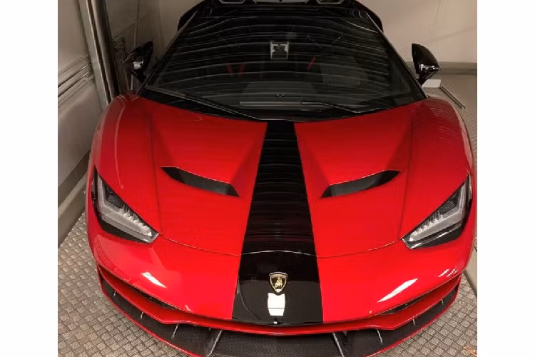 Theo chia sẻ của người bán, yếu tố khiến “siêu bò” trở nên đắt giá như vậy nằm ở số ODO khi chiếc Centenario chỉ mới di chuyển vỏn vẹn 68 km. Dựa trên những hình ảnh được đăng tải, chiếc xe vẫn trong tình trạng hoàn hảo và được đăng ký lần đầu cách đây 3 năm, đi kèm với đó là lịch sử bảo dưỡng trong những năm gần đây.