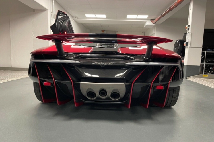 Centenario được ra mắt tại triển lãm Geneva Motor Show 2016 để kỷ niệm 100 năm ngày sinh của nhà sáng lập Ferruccio Elio Arturo Lamborghini. Phiên bản mui trần Centenario Roadster ra mắt nửa năm sau đó tại sự kiện Pebble Beach Concours d'Elegance 2016.