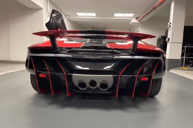 Centenario được ra mắt tại triển lãm Geneva Motor Show 2016 để kỷ niệm 100 năm ngày sinh của nhà sáng lập Ferruccio Elio Arturo Lamborghini. Phiên bản mui trần Centenario Roadster ra mắt nửa năm sau đó tại sự kiện Pebble Beach Concours d'Elegance 2016.