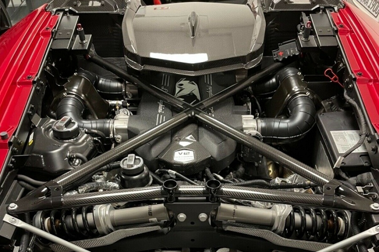 Lamborghini Centenario Roadster được trang bị động cơ hút khí tự nhiên V12, dung tích 6.5L, sản sinh công suất 759 mã lực và mô-men xoắn 690 Nm. Centenario còn có tên mã là LP 770-4. Xe có thể tăng tốc 0-100 km/h trong 2,8 giây và tốc độ tối đa 350 km/h.