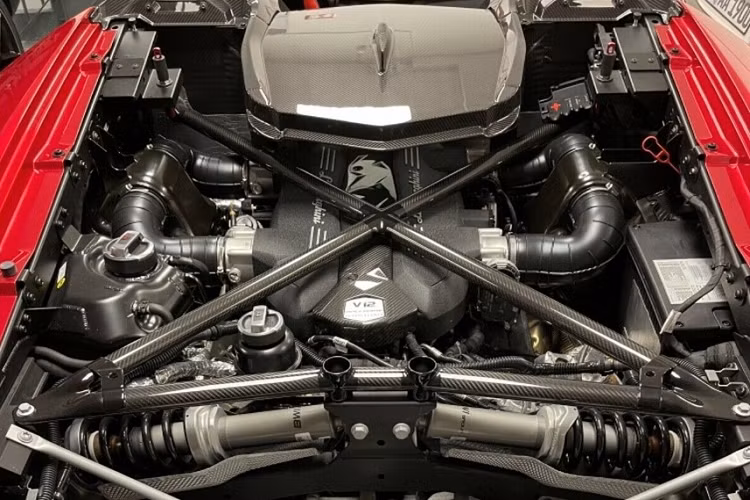 Lamborghini Centenario Roadster được trang bị động cơ hút khí tự nhiên V12, dung tích 6.5L, sản sinh công suất 759 mã lực và mô-men xoắn 690 Nm. Centenario còn có tên mã là LP 770-4. Xe có thể tăng tốc 0-100 km/h trong 2,8 giây và tốc độ tối đa 350 km/h.