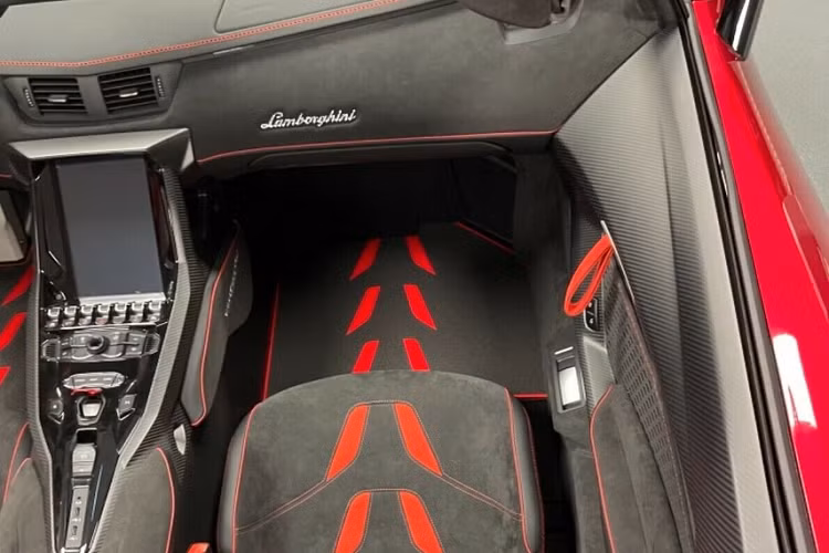 Chiếc Centenario Roadster này có màu nội thất đỏ đen tương tự ngoại thất. Các trang bị nổi bật bên trong bao gồm vô-lăng thể thao 3 chấu, màn hình thông tin giải trí cảm ứng 10,1 inch hỗ trợ Apple CarPlay.