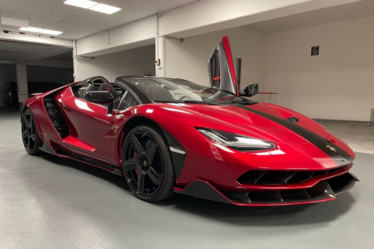 Trong vài năm trở lại đây, Lamborghini Centenario Roadster mui trần được đánh giá là chiếc siêu xe đặc biệt nhất của hãng "siêu bò" nước Ý. Bên cạnh mức giá ngất ngưởng, số lượng hạn chế, mẫu xe này còn có ý nghĩa riêng đối với hãng siêu xe Italy.