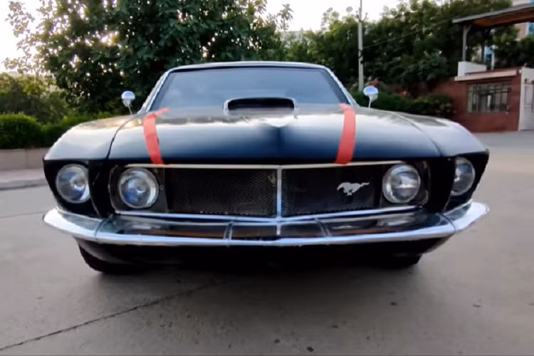 Ngoại thất có lẽ là phần ấn tượng nhất của chiếc xe nhái này, vì nó thật sự trông rất giống với một chiếc Mustang nguyên bản. Tất nhiên, nó không thể mô phỏng mọi chi tiết y hệt bản gốc, nhưng về tỷ lệ kích thước và phong cách kiểu dáng, nó đáng được khen là một chiếc xe nhái đẹp hơn nhiều chiếc Mustang “cây nhà lá vườn” khác.