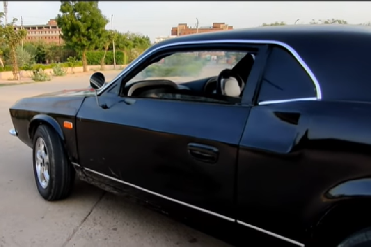 Ở bên trong, công ty độ xe Ấn Độ đã nổ lực bổ sung một số chi tiết thiết kế của Ford Mustang 1969 hàng nhái này, và kết quả cuối cùng là sự kết hợp 50/50 của cả hai thương hiệu.