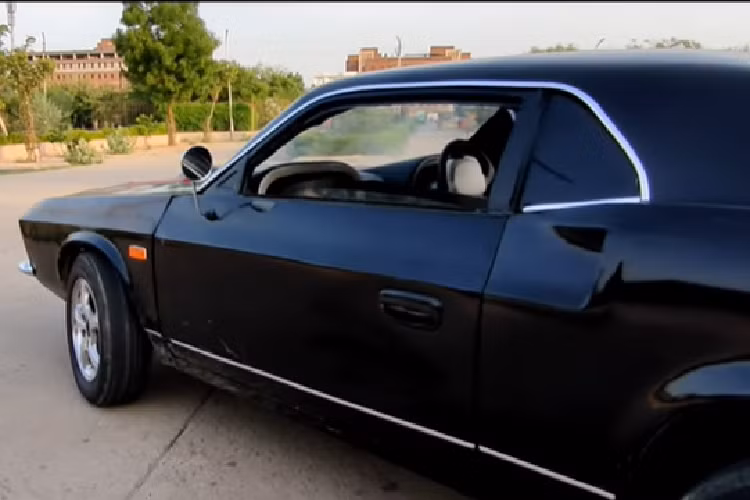 Ở bên trong, công ty độ xe Ấn Độ đã nổ lực bổ sung một số chi tiết thiết kế của Ford Mustang 1969 hàng nhái này, và kết quả cuối cùng là sự kết hợp 50/50 của cả hai thương hiệu.