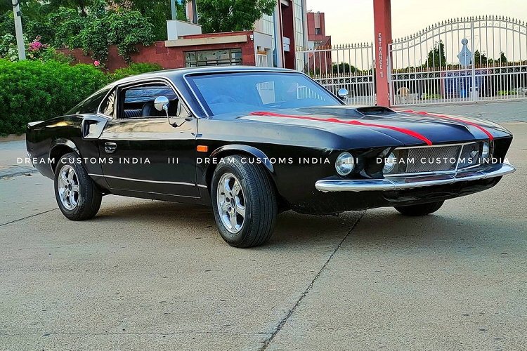 Hyundai Accent chỉ là một chiếc xe phổ thông, giá mềm phù hợp làm phương tiện hàng ngày để đi từ điểm A tới điểm B. Ngược lại, Ford Mustang đời 1969 là một chiếc xe hiệu suất cao, tập trung mang đến trải nghiệm lái hấp dẫn. Vậy chuyện gì sẽ xảy ra nếu bạn cố gắng biến một chiếc Accent thành Mustang?