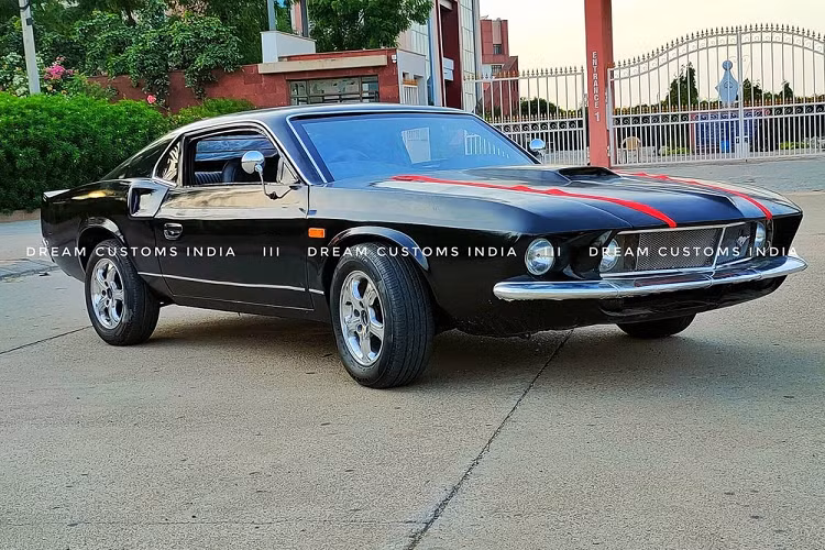 Hyundai Accent chỉ là một chiếc xe phổ thông, giá mềm phù hợp làm phương tiện hàng ngày để đi từ điểm A tới điểm B. Ngược lại, Ford Mustang đời 1969 là một chiếc xe hiệu suất cao, tập trung mang đến trải nghiệm lái hấp dẫn. Vậy chuyện gì sẽ xảy ra nếu bạn cố gắng biến một chiếc Accent thành Mustang?