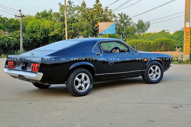 Dream Customs Ấn Độ cho biết rằng họ mất khoảng 4 tháng để hoàn thành chiếc xe này, và nó quả thực là một nỗ lực xứng đáng nhận sự chú ý của những người mê Mustang cổ điển mà không dư thừa kinh tế.