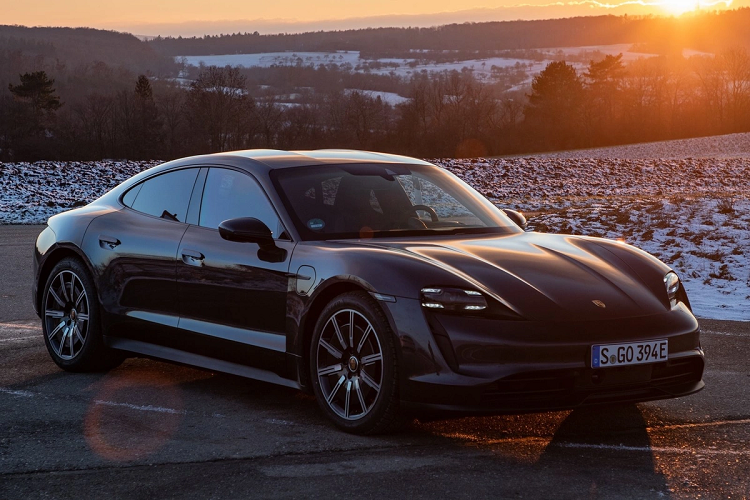 Nhà đồng sáng lập của Microsoft - tỷ phú Bill Gates - nắm trong tay khối tài sản 146 tỷ USD và đứng thứ tư trong danh sách những người giàu nhất thế giới. Sở hữu khối tài sản kếch xù, tỷ phú từng giữ vị trí giàu nhất thế giới được biết đến là tấm gương của sự giản dị và tiết kiệm. Ảnh: NetCarShow.