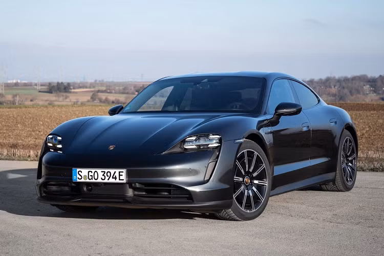 Bill Gates cũng không đứng ngoài xu thế "xanh hóa" khi mua chiếc Porsche Taycan. Trong một bài phỏng vấn, Gates cho biết Tesla thú vị nhưng ông không có hứng thú với hãng xe này. Trước đó, mối quan hệ giữa Bill Gates và Elon Mush (CEO của Tesla) không mấy tốt đẹp. Ảnh: NetCarShow.