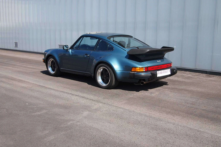 Đây là chiếc Porsche đầu tiên của Gates và được bán lại với giá 80.000 USD ở thập niên 1990. Chiếc xe thể thao màu xanh được trang bị động cơ 6 xy-lanh 3.3L, sản sinh công suất 300 mã lực - sức mạnh ấn tượng ở giai đoạn đó. Gates từng bị phạt 3 lần vì lỗi lái xe vượt quá tốc độ cho phép với chiếc 911 Turbo này. Ảnh: seattlepi.