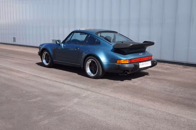 Đây là chiếc Porsche đầu tiên của Gates và được bán lại với giá 80.000 USD ở thập niên 1990. Chiếc xe thể thao màu xanh được trang bị động cơ 6 xy-lanh 3.3L, sản sinh công suất 300 mã lực - sức mạnh ấn tượng ở giai đoạn đó. Gates từng bị phạt 3 lần vì lỗi lái xe vượt quá tốc độ cho phép với chiếc 911 Turbo này. Ảnh: seattlepi.