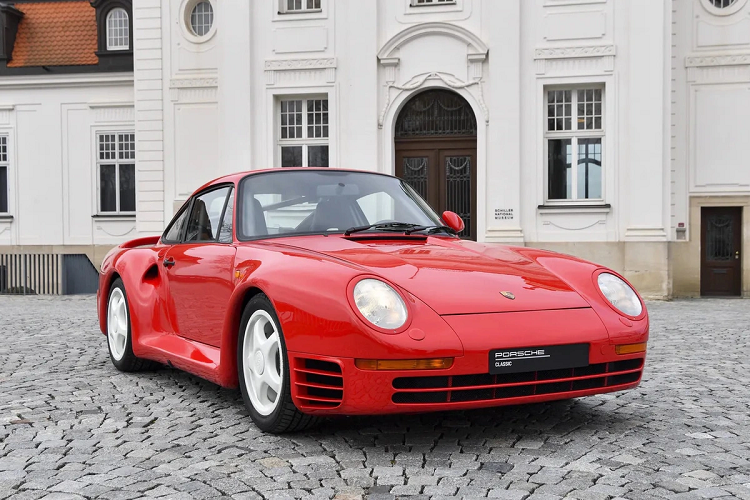 Chiếc xe gắn với tên tuổi Bill Gates nhiều nhất là Porsche 959 - mẫu xe có công nghệ tiên tiến nhất vào những năm 80. Porsche 959 sử dụng động cơ tăng áp kép 6 xy-lanh 2.8L, cho công suất 444 mã lực, mô-men xoắn 500 Nm. Xe có khả năng tăng tốc 0-100 km/h trong 4 giây và tốc độ tối đa 320 km/h. Đây là những con số khủng khiếp vào những năm 1980. Ảnh: DriveTribe.