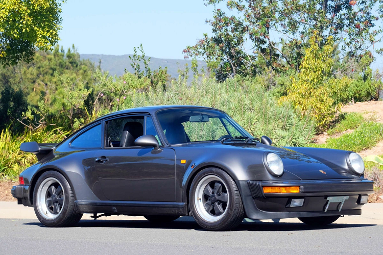 Được xem là phiên bản tăng áp của chiếc Porsche 911, Porsche 930 Turbo là mẫu xe thỏa mãn sở thích tốc độ của Gates nhất. Tỷ phú này đã dùng từ "rocket" khi nhắc về chiếc 930 Turbo của mình. Mẫu xe này sở hữu động cơ tăng áp 3.3L, cho ra 300 mã lực. Ảnh: elferspot.