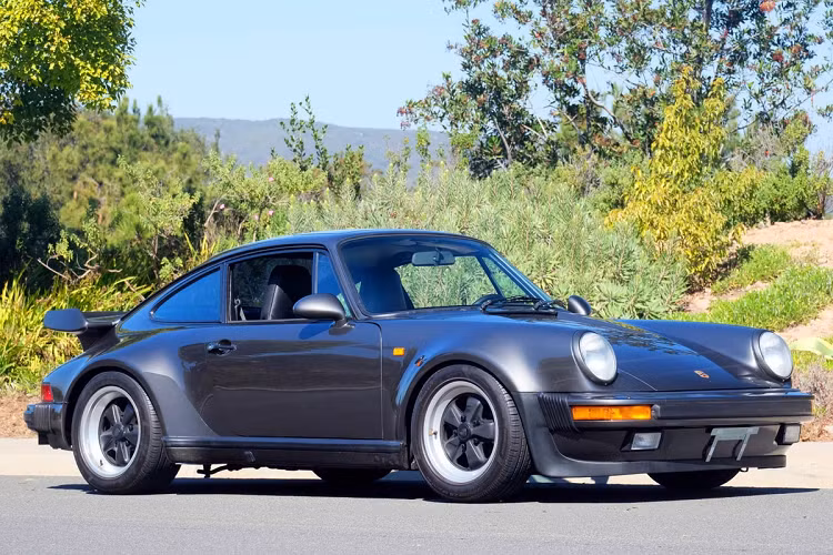 Được xem là phiên bản tăng áp của chiếc Porsche 911, Porsche 930 Turbo là mẫu xe thỏa mãn sở thích tốc độ của Gates nhất. Tỷ phú này đã dùng từ "rocket" khi nhắc về chiếc 930 Turbo của mình. Mẫu xe này sở hữu động cơ tăng áp 3.3L, cho ra 300 mã lực. Ảnh: elferspot.