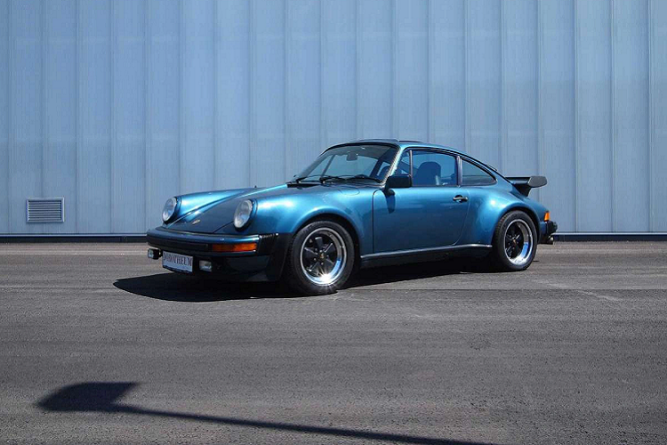 Bill Gates là một fan cứng của thương hiệu Porsche ngay từ những ngày đầu sưu tầm xe. Sau khi Microsoft có những bước thành công vào năm 1980, Gates đã chi khoản tiền lớn để mua chiếc Porsche 911 Turbo đời 1979. Chiếc xe được đăng ký tại Seattle, Washington. Ảnh: seattlepi.