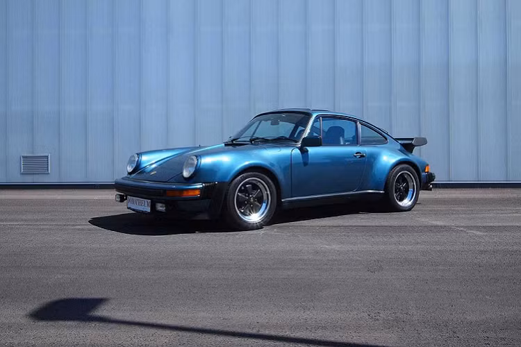 Bill Gates là một fan cứng của thương hiệu Porsche ngay từ những ngày đầu sưu tầm xe. Sau khi Microsoft có những bước thành công vào năm 1980, Gates đã chi khoản tiền lớn để mua chiếc Porsche 911 Turbo đời 1979. Chiếc xe được đăng ký tại Seattle, Washington. Ảnh: seattlepi.