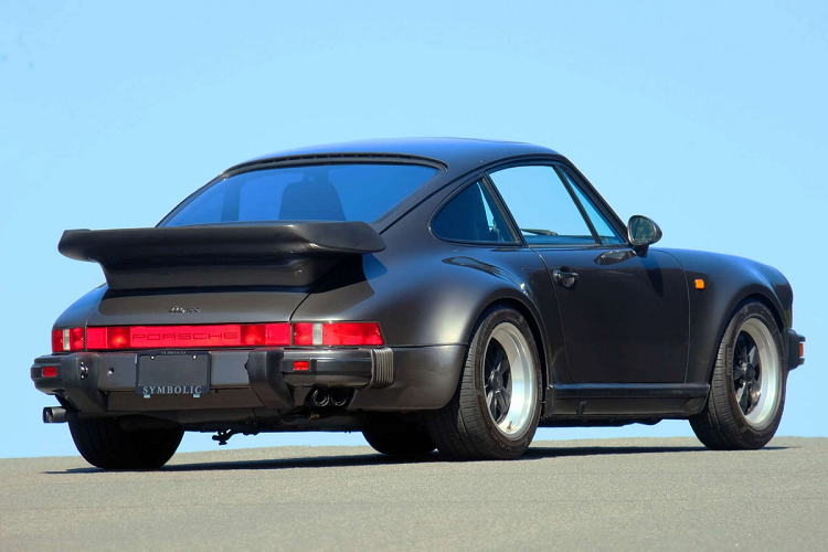 Điểm nhấn của xe là thiết kế cánh lướt gió sau dạng "bàn trà" cỡ lớn. Giống với chiếc 911, Porsche 930 Turbo chỉ nằm trong garage của Bill Gates một thời gian trước khi được bán đi vào những năm 1990. Ảnh: elferspot.