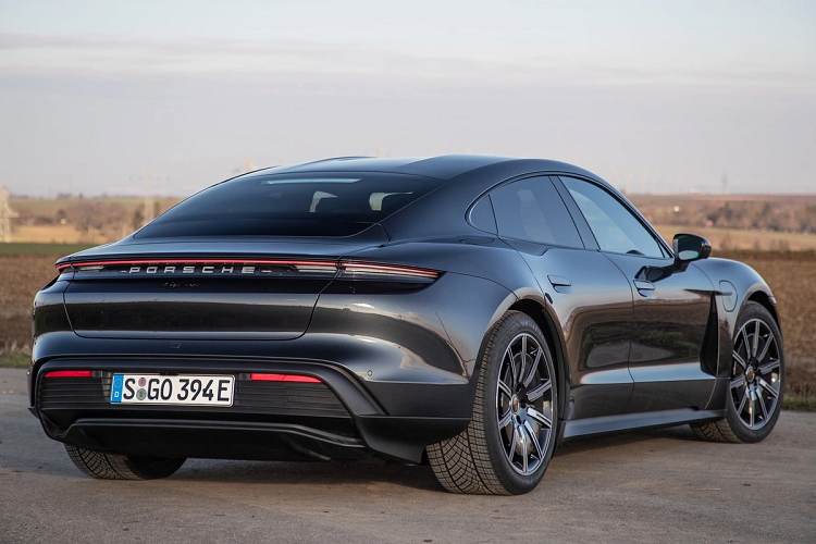 Taycan là mẫu xe điện đầu tiên của Porsche. Ở phiên bản cao nhất, Taycan có hiệu suất không thua kém siêu xe với công suất lên đến 750 mã lực, mô-men xoắn 1.050 Nm, khả năng tăng tốc 0-100 km/h chỉ trong 2,8 giây. Ảnh: NetCarShow.