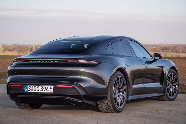 Taycan là mẫu xe điện đầu tiên của Porsche. Ở phiên bản cao nhất, Taycan có hiệu suất không thua kém siêu xe với công suất lên đến 750 mã lực, mô-men xoắn 1.050 Nm, khả năng tăng tốc 0-100 km/h chỉ trong 2,8 giây. Ảnh: NetCarShow.