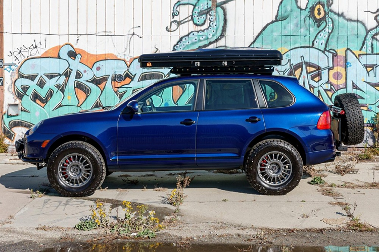 Dù đã chạy trên 185.000 km, chiếc Porsche Cayenne Turbo S vẫn được giữ gìn trong điều kiện tốt, và mới được đưa đi bảo dưỡng cả trong lẫn ngoài trước khi chào bán trực tuyến. Tính tới lúc này, giá thầu Porsche Cayenne Turbo S đời 2006 này đang là 32.500 USD, và thời gian đấu giá còn vài ngày nữa.