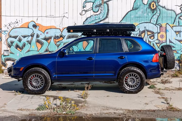 Dù đã chạy trên 185.000 km, chiếc Porsche Cayenne Turbo S vẫn được giữ gìn trong điều kiện tốt, và mới được đưa đi bảo dưỡng cả trong lẫn ngoài trước khi chào bán trực tuyến. Tính tới lúc này, giá thầu Porsche Cayenne Turbo S đời 2006 này đang là 32.500 USD, và thời gian đấu giá còn vài ngày nữa.