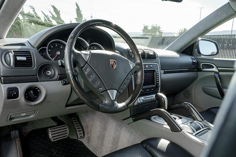 Vì là phiên bản Cayenne Turbo S, nó có trang bị động cơ tăng áp kép V8 dung tích 4.5 lít, sản sinh 514 mã lực và 719 Nm mô-men xoắn cực đại. Động cơ này được kết hợp với hộp số tự động Triptronic 6 cấp và hộp phân phối 2 cấp với công suất truyền tới cả 4 bánh.