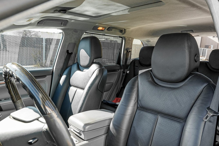 Không gian nội thất của chiếc xe off-road sang trọng này có chi tiết tráng trí bằng sợi carbon, trần xe bọc Alcantara, ghế sưởi ấm, hệ thống âm thanh Bose, hệ thống điều hướng và điều hòa không khí tự động hai vùng, cũng như một cửa sổ trời khá rộng.