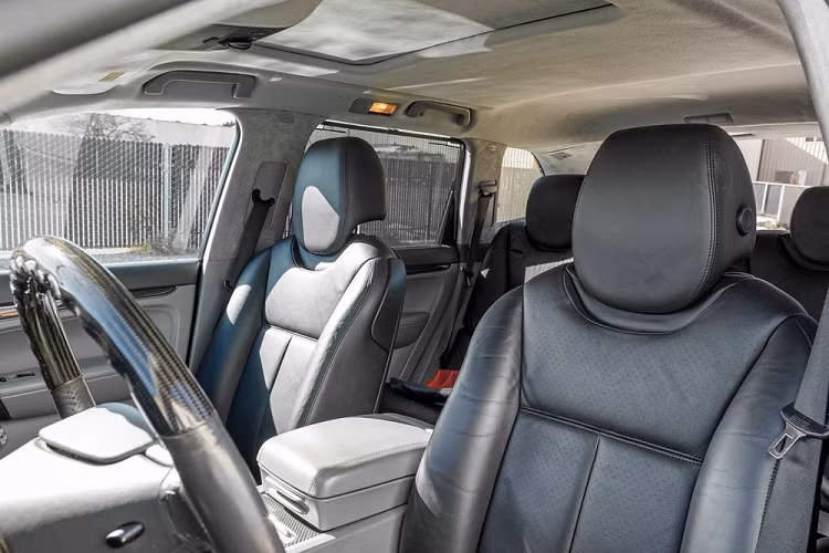 Không gian nội thất của chiếc xe off-road sang trọng này có chi tiết tráng trí bằng sợi carbon, trần xe bọc Alcantara, ghế sưởi ấm, hệ thống âm thanh Bose, hệ thống điều hướng và điều hòa không khí tự động hai vùng, cũng như một cửa sổ trời khá rộng.