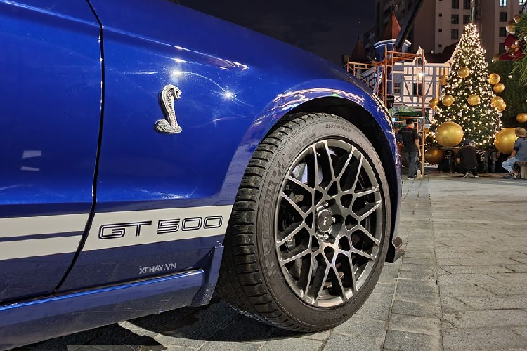 Nhìn ngang thân xe, Ford Shelby GT500 có thiết kế đậm chất cơ bắp Mỹ. Ở cuối cột A là logo rắn hổ mang và chữ GT500. Điểm nhấn của Ford Shelby GT500 nằm ở bộ mâm đa chấu đường kính lần lượt 19/20 inch, được tạo hình cầu kỳ và sơn màu xám mờ ở bánh trước và sau. Ẩn phía sau là cùm phanh Brembo sáu piston và đĩa phanh cỡ lớn. Khối lượng xe đạt mức 1.750 kg.