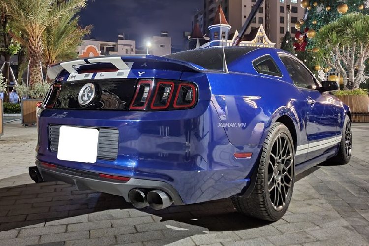 Sức mạnh trên kết hợp cùng hộp số sàn 6 cấp, giúp cho chiếc Mustang đặc biệt này chỉ mất khoảng 3,6 giây để tăng tốc từ 0-100 km/h và có tốc độ tối đa chạm ngưỡng 325 km/h. Thông tin về giá xe Ford Mustang Shelby GT500 2021 tại Việt Nam vẫn được giữ bí mật, nhưng giới mê xe cho biết khách hàng phải chi ra hơn 8 tỷ đồng để sở hữu helby GT500.