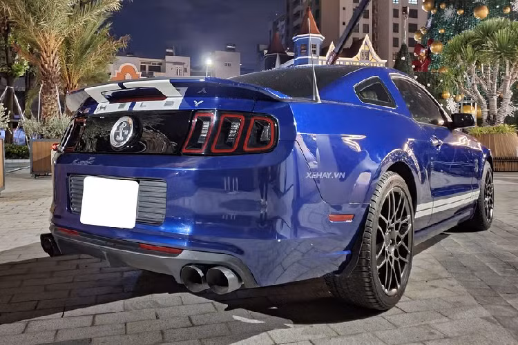 Sức mạnh trên kết hợp cùng hộp số sàn 6 cấp, giúp cho chiếc Mustang đặc biệt này chỉ mất khoảng 3,6 giây để tăng tốc từ 0-100 km/h và có tốc độ tối đa chạm ngưỡng 325 km/h. Thông tin về giá xe Ford Mustang Shelby GT500 2021 tại Việt Nam vẫn được giữ bí mật, nhưng giới mê xe cho biết khách hàng phải chi ra hơn 8 tỷ đồng để sở hữu helby GT500.