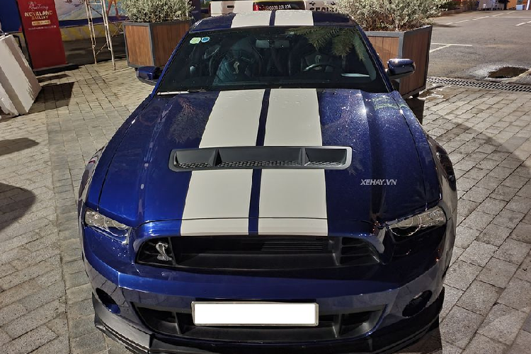 Ford Shelby GT500 thế hệ mới được ra mắt công chúng tại triển lãm xe hơi Los Angeles Auto Show năm 2011. Đây cũng là mẫu xe cuối cùng mà Carroll Shelby tham gia phát triển trước khi qua đời, đồng thời đánh dấu kỷ niệm 20 năm thành lập SVT (Special Vehicle Team) – đội ngũ thiết kế đặc biệt với mục đích cho ra đời những chiếc xe nhanh nhất của Ford bắt đầu từ năm 1993.