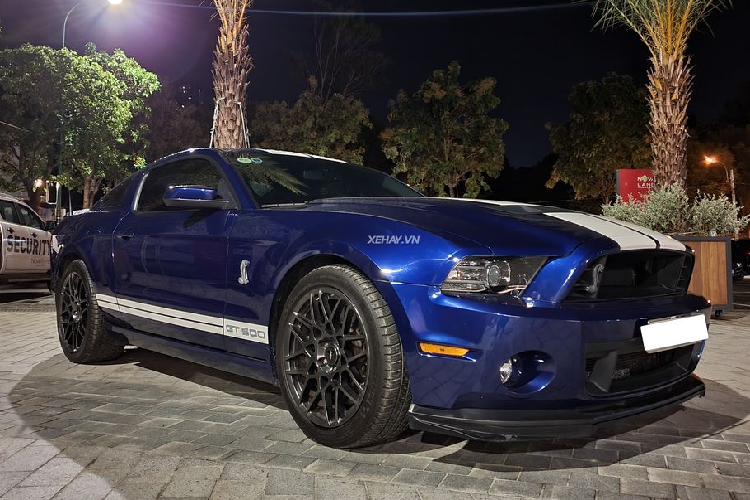 So với những chiếc Mustang khác, xe sở hữu thiết kế khá dữ dằn với nắp ca-pô được dập gân mạnh mẽ và bổ sung thêm các khe thoát khí. Thêm vào đó là đèn pha HID tiêu chuẩn cùng đèn hậu LED, lưới tản nhiệt nổi bật với logo rắn hổ mang đặt bên phải. Phía dưới là cụm đèn sương mù đặc trưng của dòng xe Ford Mustang thế hệ thứ 5 và các hốc hút gió to bản.