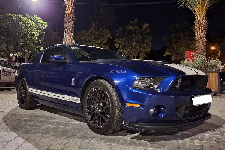 So với những chiếc Mustang khác, xe sở hữu thiết kế khá dữ dằn với nắp ca-pô được dập gân mạnh mẽ và bổ sung thêm các khe thoát khí. Thêm vào đó là đèn pha HID tiêu chuẩn cùng đèn hậu LED, lưới tản nhiệt nổi bật với logo rắn hổ mang đặt bên phải. Phía dưới là cụm đèn sương mù đặc trưng của dòng xe Ford Mustang thế hệ thứ 5 và các hốc hút gió to bản.