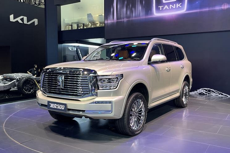 Tại Triển lãm Ô tô Quảng Châu 2021, Tank, một thương hiệu con thuộc Great Wall Motors, đã chính thức công bố giá bán trước của mẫu SUV 500 cỡ lớn mới. Cụ thể, xe sẽ được cung cấp ra thị trường với 3 biến bản và 9 mẫu, giá xe Great Wall Tank 500 trước dao động từ 335.000 – 395.000 nhân dân tệ (tương đương 1,18 – 1,4 tỷ đồng).