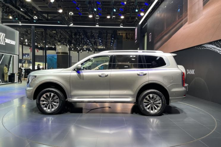 Toàn bộ dòng xe Tank đều có phong cách off-road mạnh mẽ, và Tank 500 không phải là ngoại lệ. Mặt trước của nó có lưới tản nhiệt lớn hình lục giác, và thiết kế hình khối nổi giúp tạo ra hiệu ứng ba chiều rõ rệt.