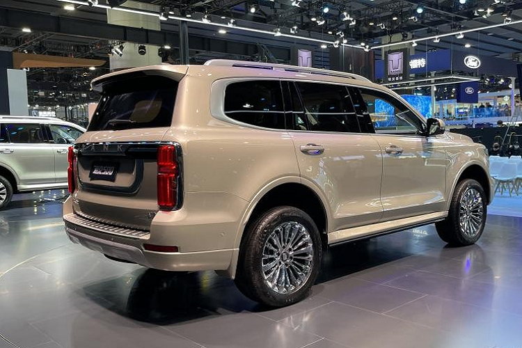 Tổng thể đuôi xe cũng mang đến một cảm giác mạnh mẽ, với thiết kế chia tầng rõ ràng, đường viền vuông vắn. Trên phương diện kích thước, Tank 500 có chiều dài 4.878 mm (không tính bánh xe dự phòng), rộng 1.934 mm, cao 1.905 mm, và trục cơ sở 2.850 mm.