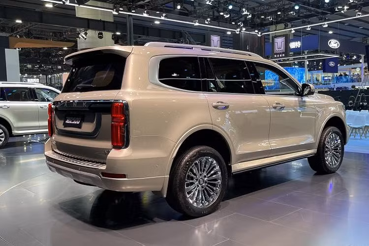 Tổng thể đuôi xe cũng mang đến một cảm giác mạnh mẽ, với thiết kế chia tầng rõ ràng, đường viền vuông vắn. Trên phương diện kích thước, Tank 500 có chiều dài 4.878 mm (không tính bánh xe dự phòng), rộng 1.934 mm, cao 1.905 mm, và trục cơ sở 2.850 mm.