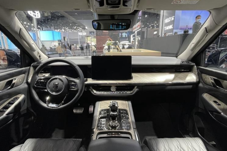 Về phần nội thất, xe mới sử dụng bảng đồng hồ màn LCD cỡ 12,3 inch hiện đại và vô lăng đa chức năng ba chấu. Trong khi đó, màn hình cảm ứng trung tâm cỡ 14,6 inch có thiết kế nằm nổi trên mặt táp lô.