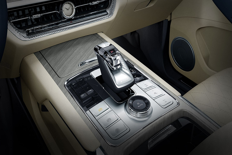 Cụm điều khiển trung tâm cảm giác phân cấp và chiếm khá nhiều không gian với phần trung tâm là cần số điện tử. Các cơ chế điều khiển và các phím chức năng dạng núm, kết hợp với những tấm trang trí bằng gỗ và nội thất bọc da, tất cả giúp mang lại vẻ sang trọng, cao cấp.