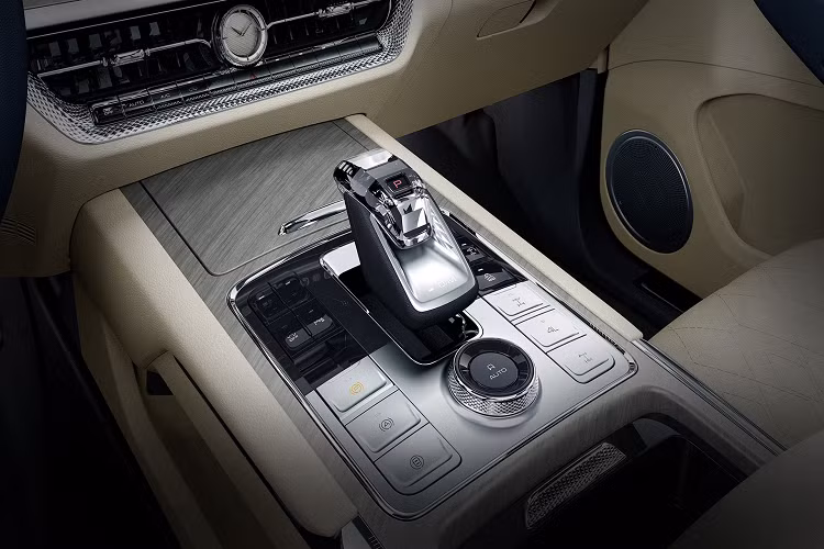 Cụm điều khiển trung tâm cảm giác phân cấp và chiếm khá nhiều không gian với phần trung tâm là cần số điện tử. Các cơ chế điều khiển và các phím chức năng dạng núm, kết hợp với những tấm trang trí bằng gỗ và nội thất bọc da, tất cả giúp mang lại vẻ sang trọng, cao cấp.